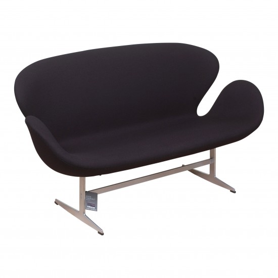 Arne Jacobsen Swan sofa with black fabric CPH Classic